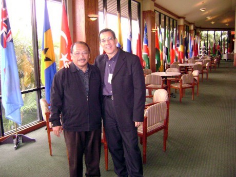 Foto de Acácio Nascimento com colega internacional em Maui