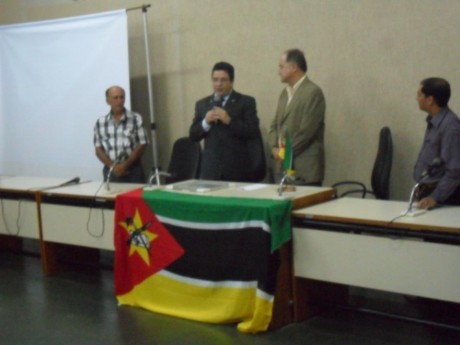 Adilson tomando assento na Câmara Municipal para palestra