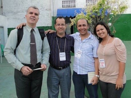 Docentes do evento ao lado do pastor Mauro e sua esposa