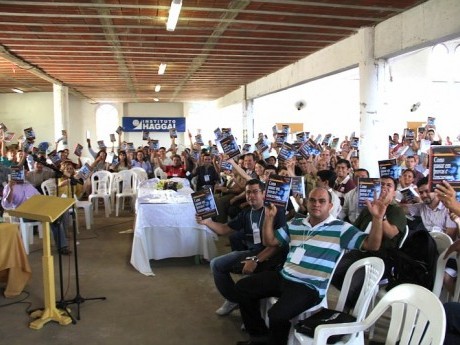 Participantes exibindo livro de William Douglas