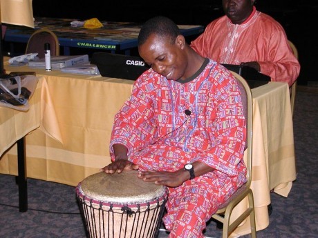 Participante do Seminário Internacional tocando seu instrumento