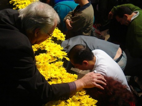 Pr. Paulo Solonca orando com participante Pr. Paulo Solonca orando com participante