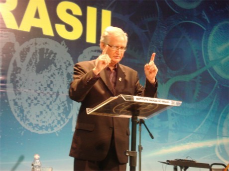 Pr. Paulo Solonca ministrando no Congresso Haggai 2009 Pr. Paulo Solonca ministrando no Congresso Haggai 2009