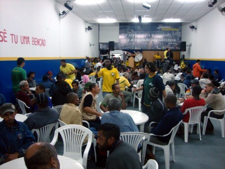 Café da manhã oferecido pela Missão Cristolândia - São Paulo