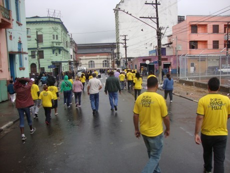 Voluntários entrando na Cracolândia para o dia de ministração