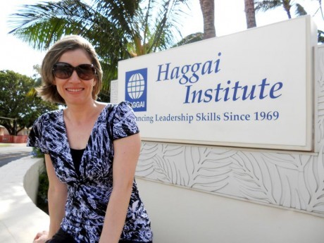 Denise em frente ao Mid-Pacific Center, em Maui