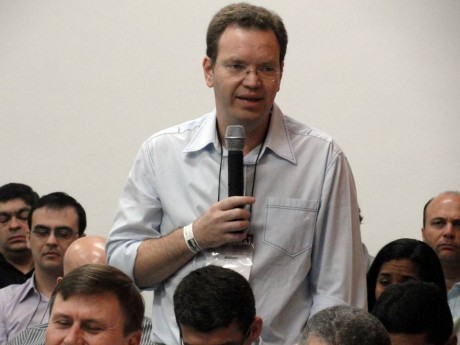 William Douglas dando seu testemunho no culto de santa ceia