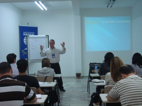 Docente Mário Simões ministrando aula de Comunicação Eficaz