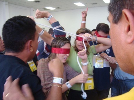 Participantes durante uma dinâmica na aula de Liderança Aplicada