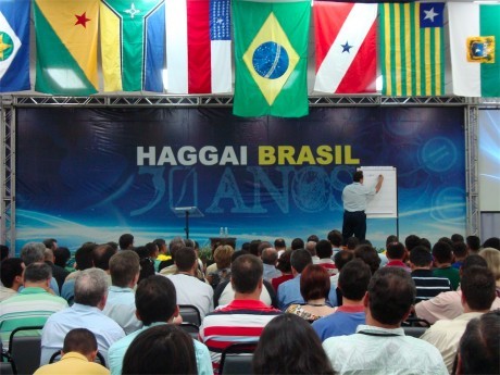 Diretor Executivo do Instituto Haggai, Ebenézer Bittencourt dando uma palestra