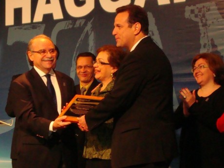 Entrega da Placa Comemorativa dos 30 anos de Haggai no Brasil durante o Congresso Haggai 2009. Ebenézer e Marta Bittencourt agradeceram em nome dos quatro diretores executivos, os quais também receberam uma cópia. Entrega da Placa Comemorativa dos 30 anos de Haggai no Brasil durante o Congresso Haggai 2009. Ebenézer e Marta Bittencourt agradeceram em nome dos quatro diretores executivos, os quais também receberam uma cópia.