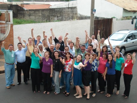 Secretários Executivos, Líderes das AGRADHs e equipe do Haggai em frente ao terreno da futura sede - Novembro 2009