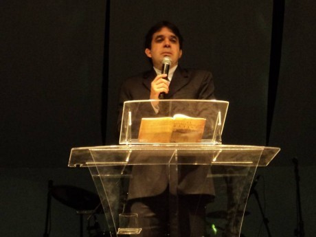 Marcelo Santos participando das festividades com seu livro
