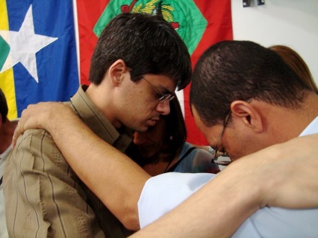 Momento de oração entre os participantes Momento de oração entre os participantes