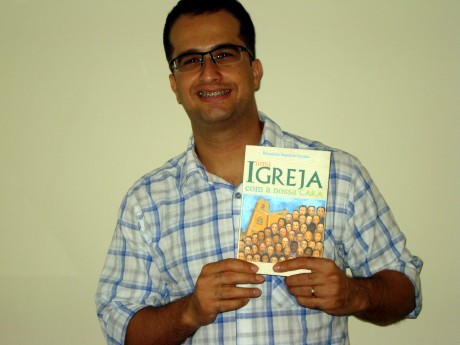 Rivanildo Guedes segurando seu livro 