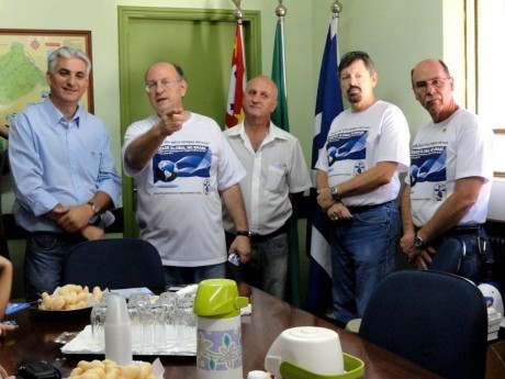 No gabinete do prefeito Amarildo Duzi, apresentação do grupo
