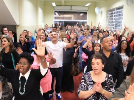 Culto na Igreja Cristo Salva, estando Rod no meio-fundo, à esquerda