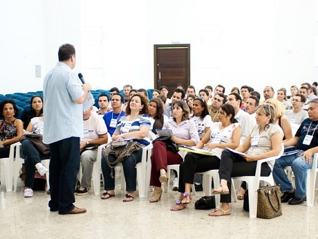 Ebenézer Bittencourt ensinando do LOC