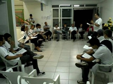 Grupo se preparando para o trabalho nas ruas