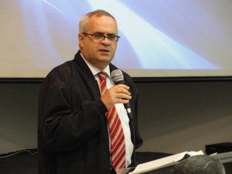 Tácito ministrando na santa ceia e anunciando sua mudança de país