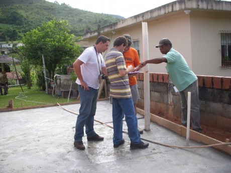 Pastor Roberto Chenk (em laranja), dois voluntários e o pastor da igreja local Silas Damázio (boné)