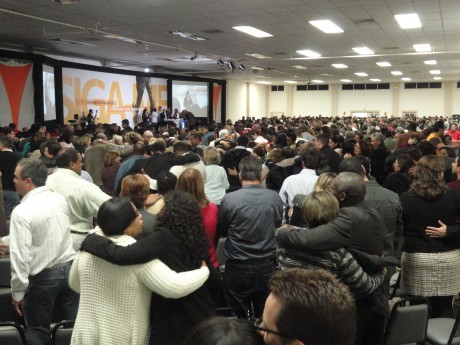 Participantes cumprimentando uns aos outros