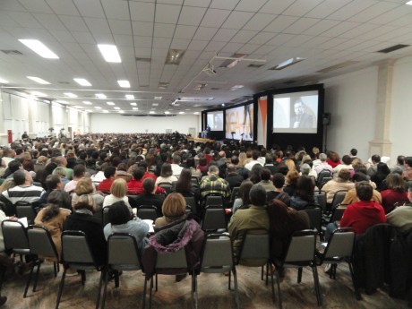 Participantes ouvindo a mensagem de Ed René Kivitz