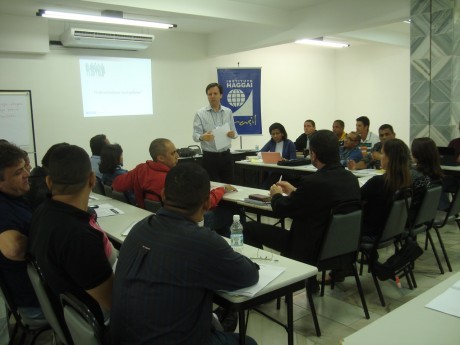 Prof. Elias Souza na primeira aula para o Curso de Alinhamento de Equipe