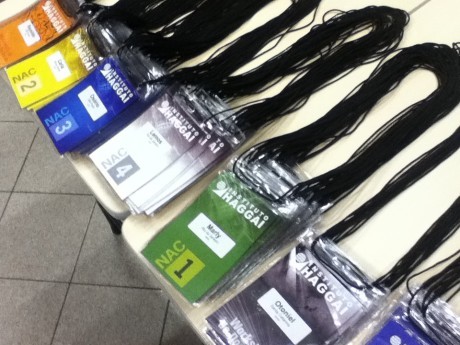Crachás preparados para os participantes