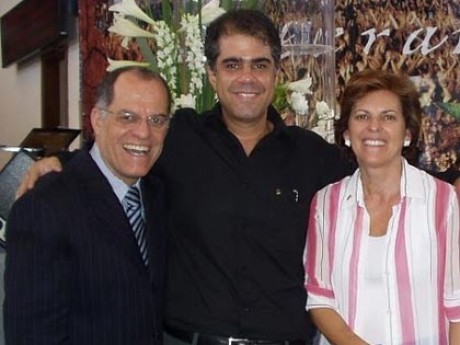 Wilson ao lado do pastor Márcio e pastora Ângela Valadão, Igreja Batista da Lagoinha 